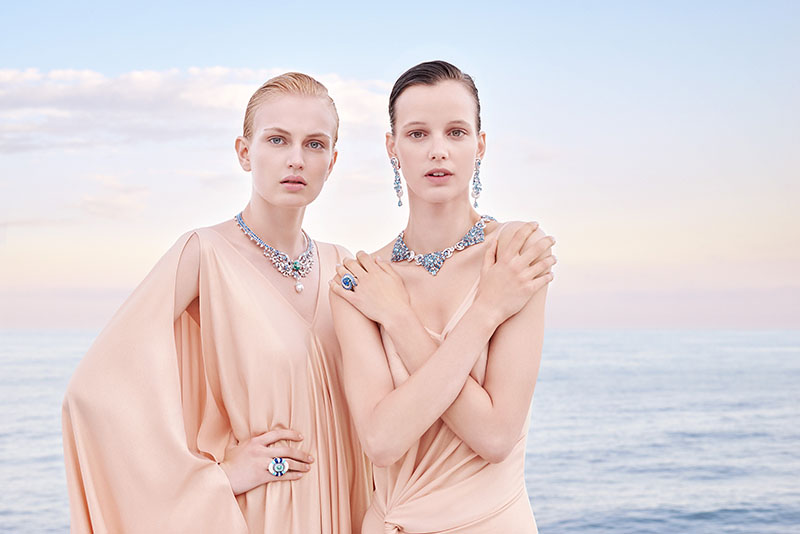模特兒配戴 Van Cleef & Arpels Seven Seas 系列珠寶。